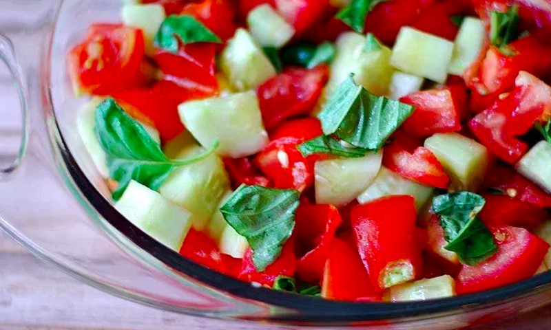 Šiltojo sezono šaukliai – agurkai ir pomidorai: jų nauda ir sezono receptai