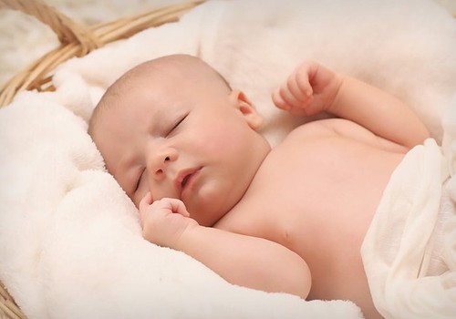 Bemiegės naktys: ko imtis, kad kūdikis greičiau užmigtų