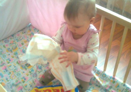 Štai kaip dukrytė žaidžia su sauskelnėmis HUGGIES!
