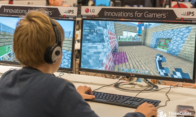 Populiariausias žaidimas pasaulyje „Minecraft“ persikelia į moksleivių klases
