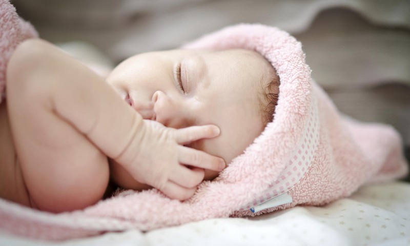 Kodėl 6-9 mėn. kūdikiai patiria miegojimo sutrikimų?