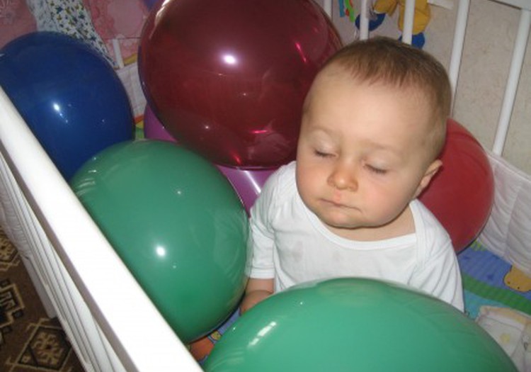 Video: Sūnelis groja balionais