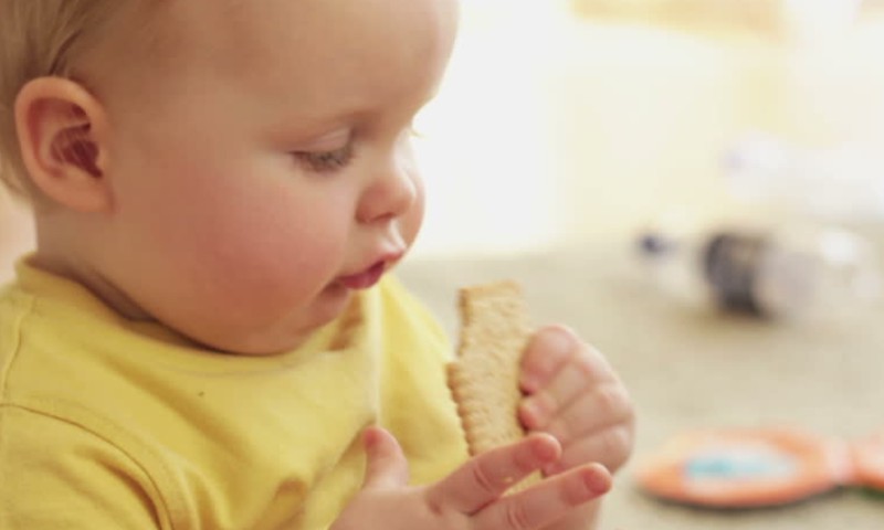 Ar mažyliui reikia užkandžių tarp pagrindinių maitinimų?