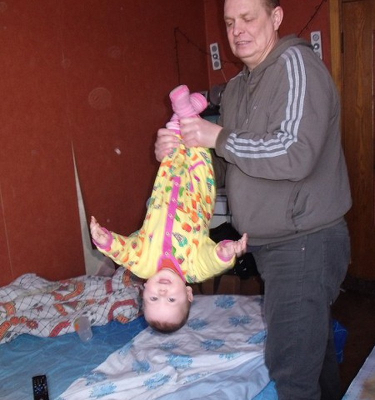 Tėtis su vaikais žaidžia judresnius žaidimus