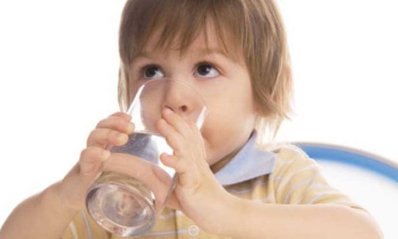 Kaip maitinti vaikus, kad jiems nepritrūktų skysčių?