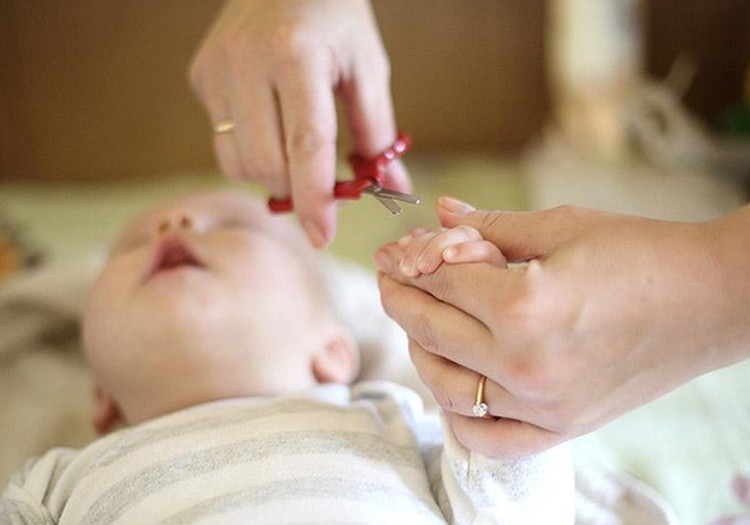 FOTO: Kaip apkirpti mažyliui nagučius?