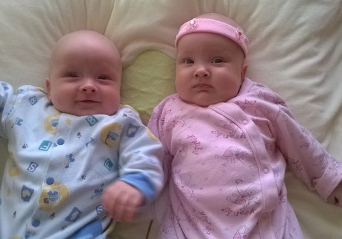 Dvynukai, gimę per anksti: nuo kada pradėti primaitinti?