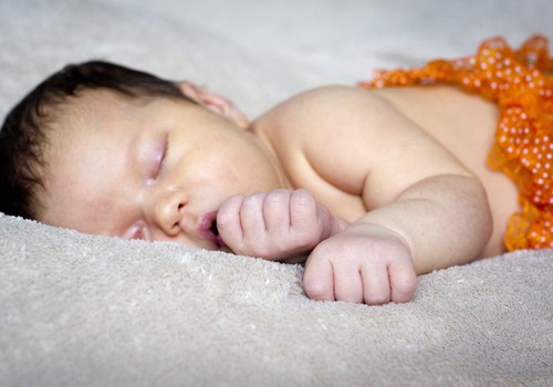 Ko imtis, jei kūdikis užmiega maitinimo metu?