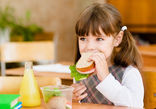 Ilgoji pertrauka mokykloje – ką vaikams valgyti jos metu?