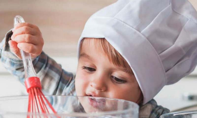 8 idėjos, kaip mažylį įdarbinti virtuvėje, kol gaminate