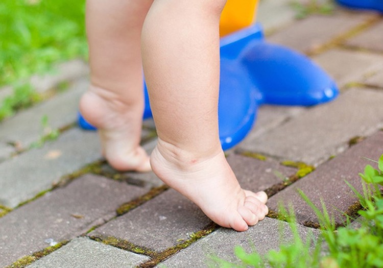 Ką daryti, kai mažylis nori vaikščioti pasistiebęs?