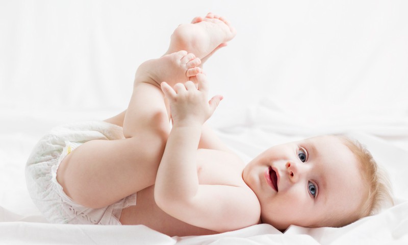 Kas kūdikiams sukelia sauskelnių dermatitą?