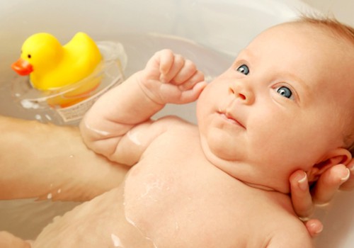 Jei maudote kūdikį didelėje vonioje: kineziterapeutės patarimai
