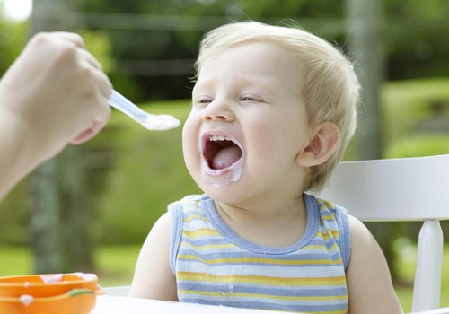Ką daryti, jei mažylis valgydamas nenusėdi vietoje?