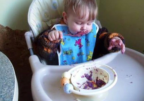 Kada mažyliai pradėjo savarankiškai valgyti?