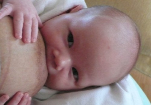 Kodėl žindomas 3 mėnesių kūdikis pradėjo valgyti retai?