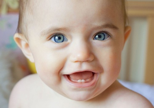 Ar gali mažylis vemti dėl iltinių dantukų dygimo?