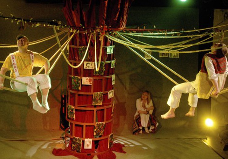 Keistuolių teatro repertuaras balandį
