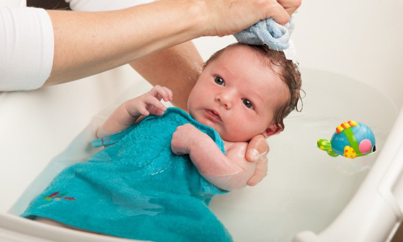 Kūdikio maudynės vonioje: kada ir kaip tinkamai tai daryti