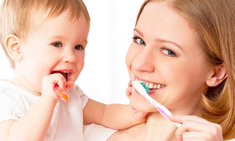 Ar po kiekvieno maitinimo valyti mažylio dantukus? 