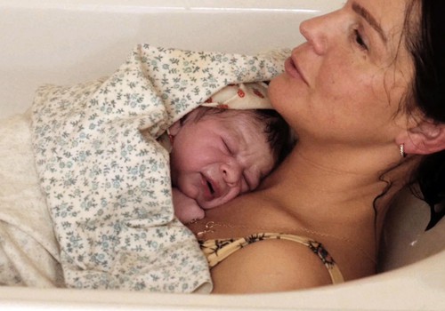 60% moterų yra UŽ teisę gimdyti namuose