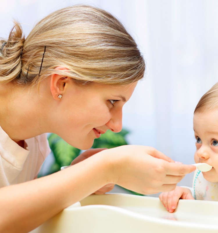 Kuo maitinti 9-10 mėnesių mažylį: gastroenterologės patarimai