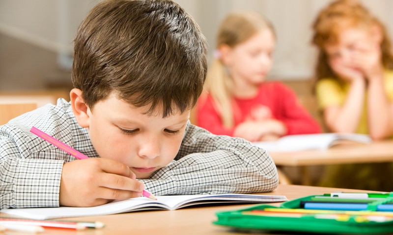 Vaikų kančias mokykloje gali sumažinti ir blizgus rašiklis