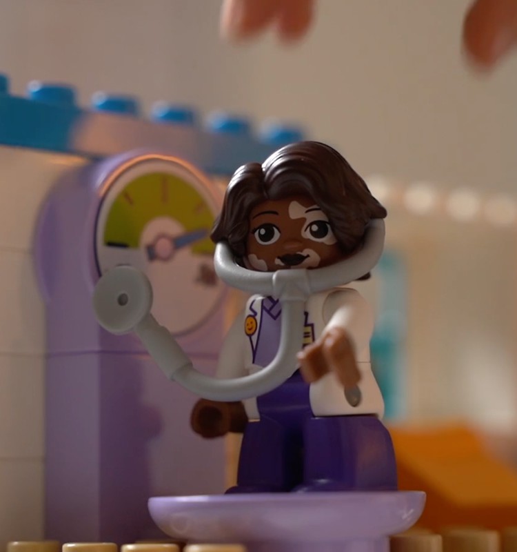 LEGO DUPLO žaislai padeda pasiruošti vizitui pas gydytoją ir medicininėms procedūroms