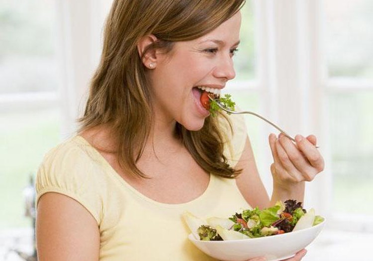 Ko negalima valgyti žindančiai mamai?