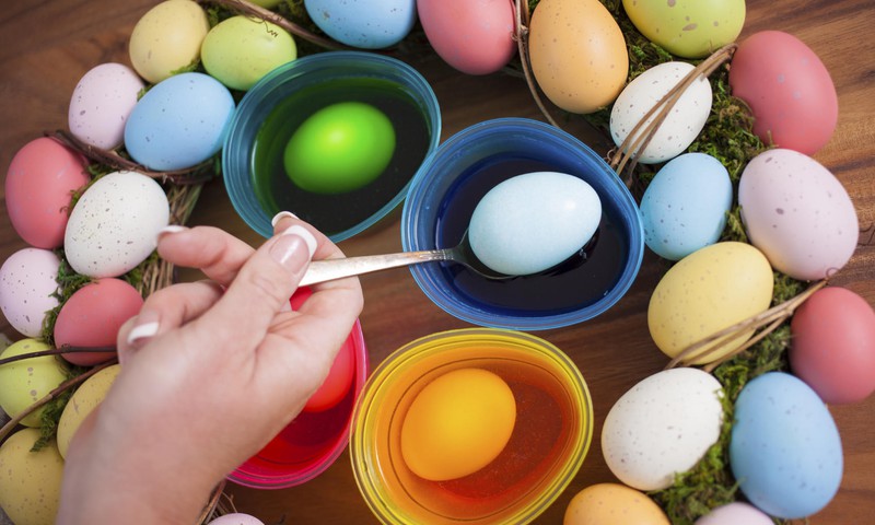 5 originalūs būdai, kaip dažyti kiaušinius su vaikais