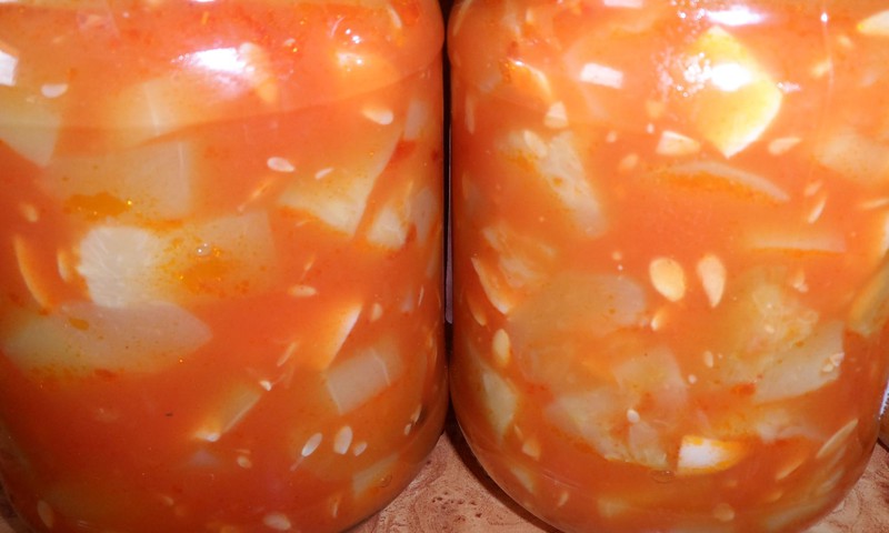 Agurkai pomidorų padaže