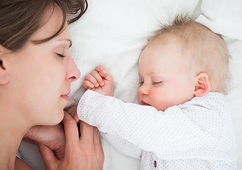 Kūdikis pabudinėja naktimis: kodėl ir kaip nuraminti?