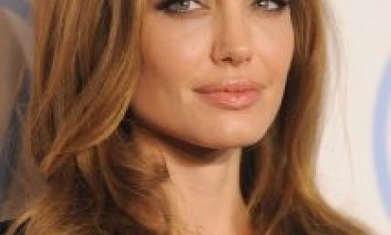 Angelina Jolie - tikras Moteriškumo įsikūnijimas