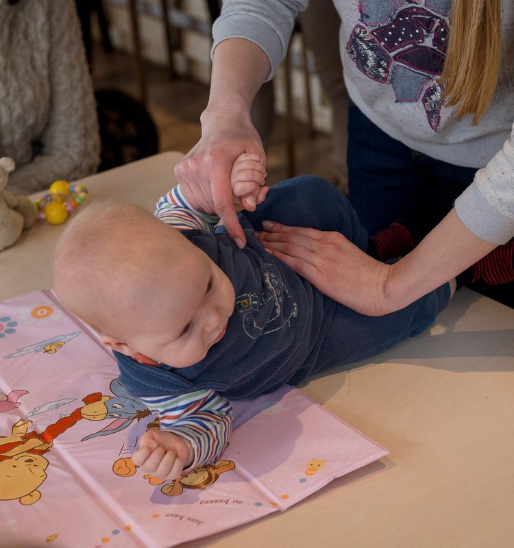 Viskas apie mažylių VARTYMĄSI: kineziterapeutės Viktorijos patarimai