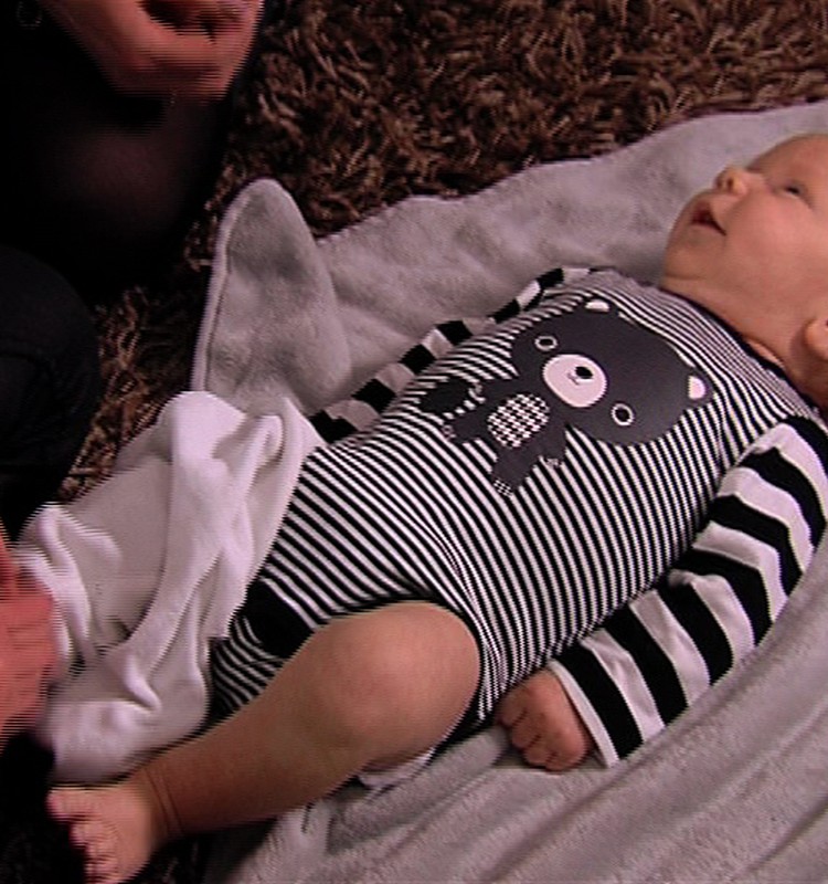 VIDEO Super mažylis: Kaip taisyklingai aprengti kūdikį