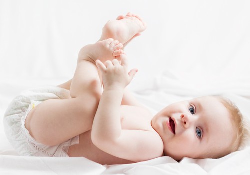 Kas kūdikiams sukelia sauskelnių dermatitą?