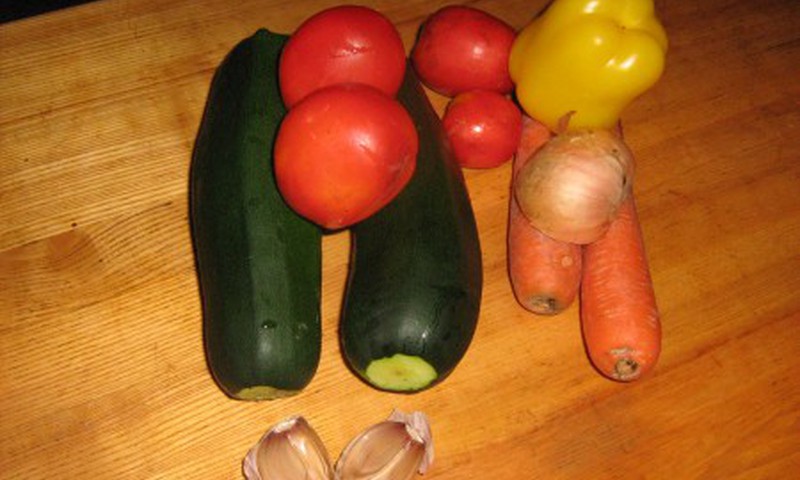 Cukinijų, morkų ir pomidorų asorti