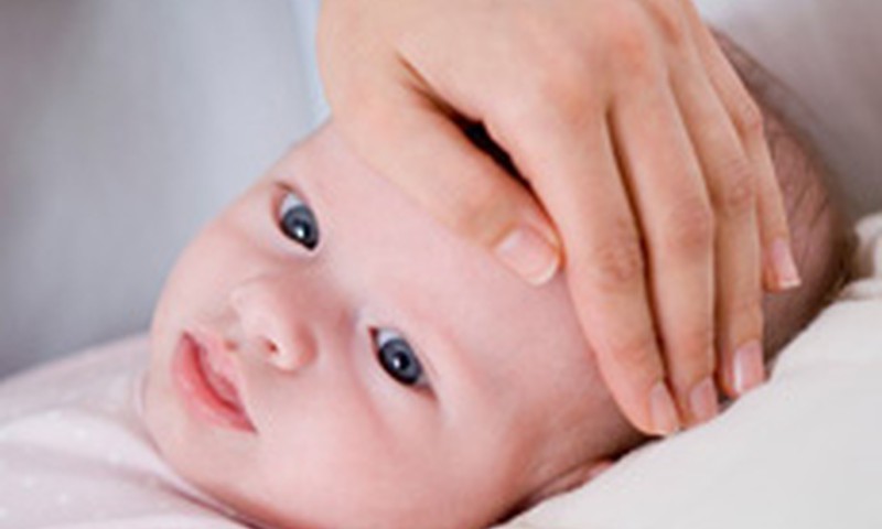 Kūdikių temperatūra: kaip geriausiai ją mažinti