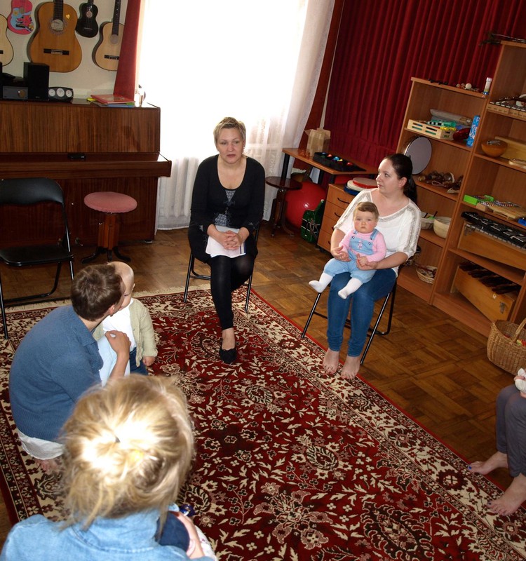 "Mamyčių klubo" susitikimas: muzikos terapijos pamokėlė