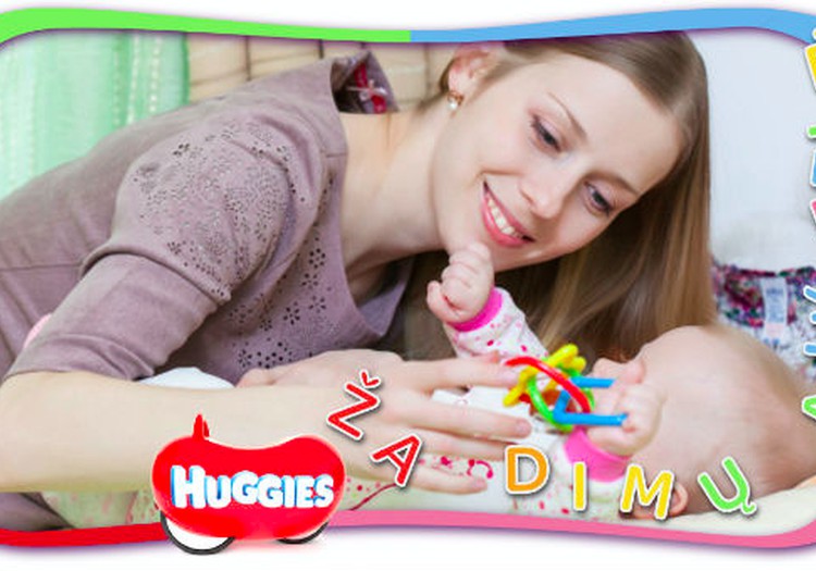 2 mėnesių mažylis: ką sugeba ir ką su juo žaisti?