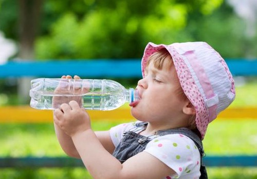 Kiek mažyliai vasaros dieną turi išgerti skysčių?