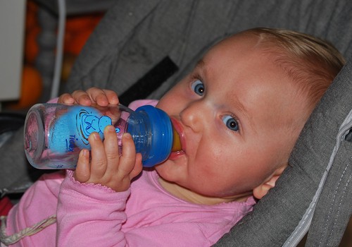 Ar karštą vasaros dieną galima duoti vandens mažam kūdikiui?