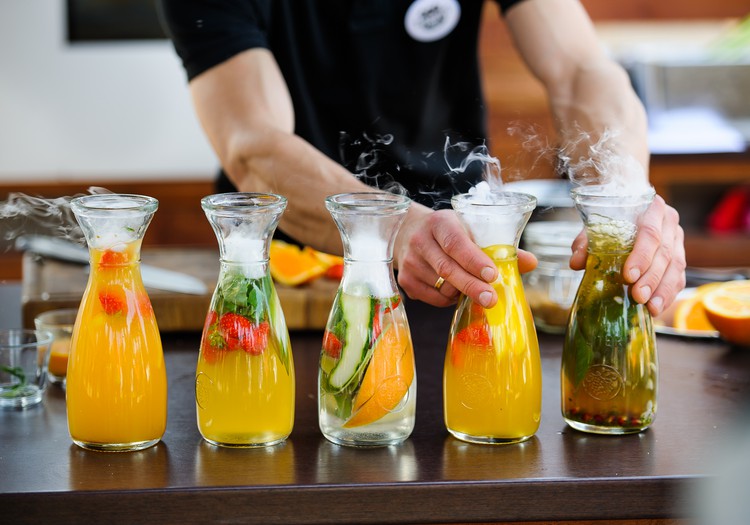 Karštą vasaros dieną atgaivins namuose gaminti limonadai