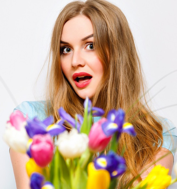 Nustebink artimą: gėlės su saldumynais ar staigmena