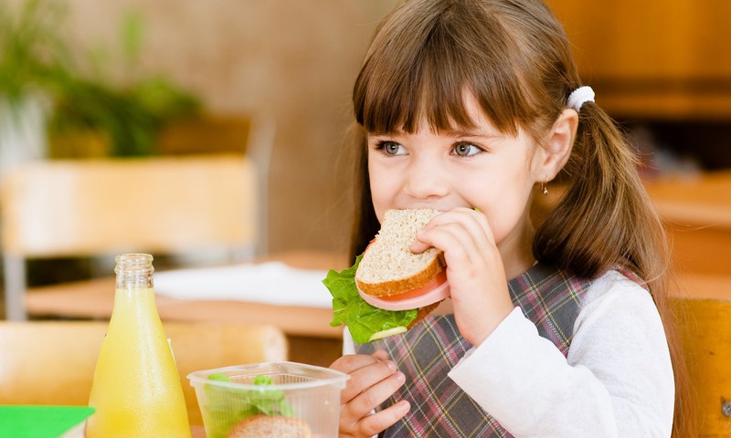 Ilgoji pertrauka mokykloje – ką vaikams valgyti jos metu?