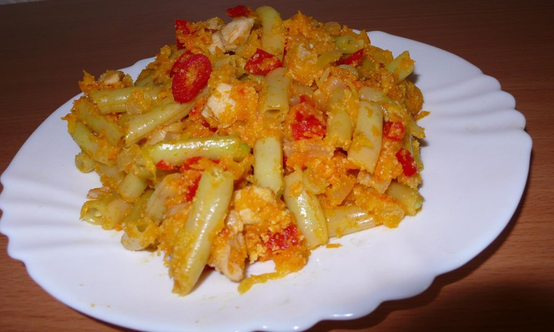 "VASAROS SKONIAI" - šparaginių pupelių troškinukas su vištiena ir daržovėmis