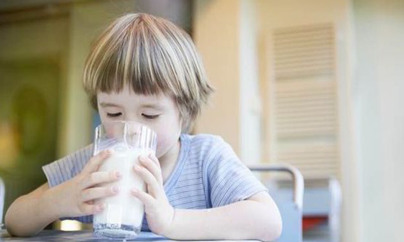 Karvės pienas, saldainiai ir kiti vaikų sveikatos žudymo įrankiai