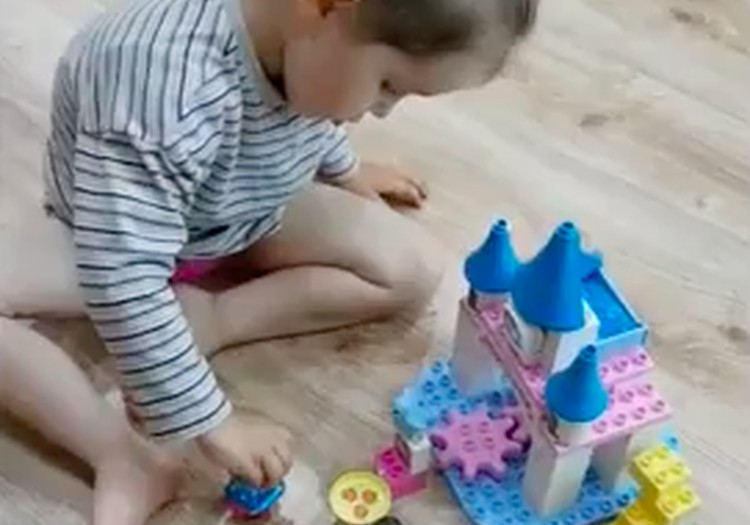 Kaip dukrytė statė princesės pilį...