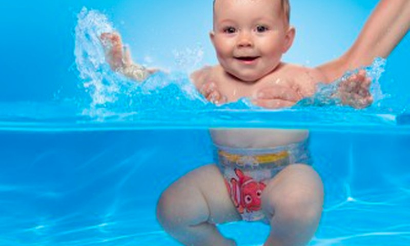 Maudynių pramogos su maudymosi kelnaitėmis HUGGIES® Little Swimmers®! 