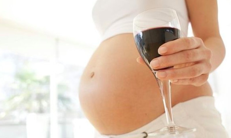 Ar galima nėštukei vieną taurę šampano ar vyno?
